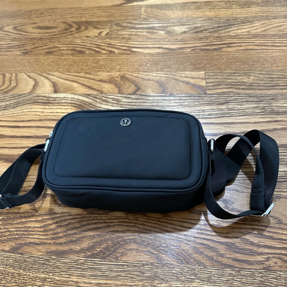 Lululemon black crossbody camera bag 2L excellent condition